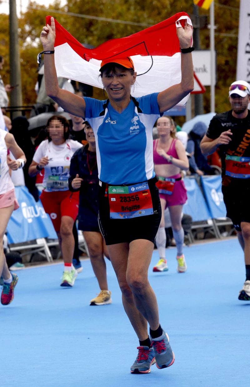 Brigitte im Ziel (Valencia Halbmarathon)