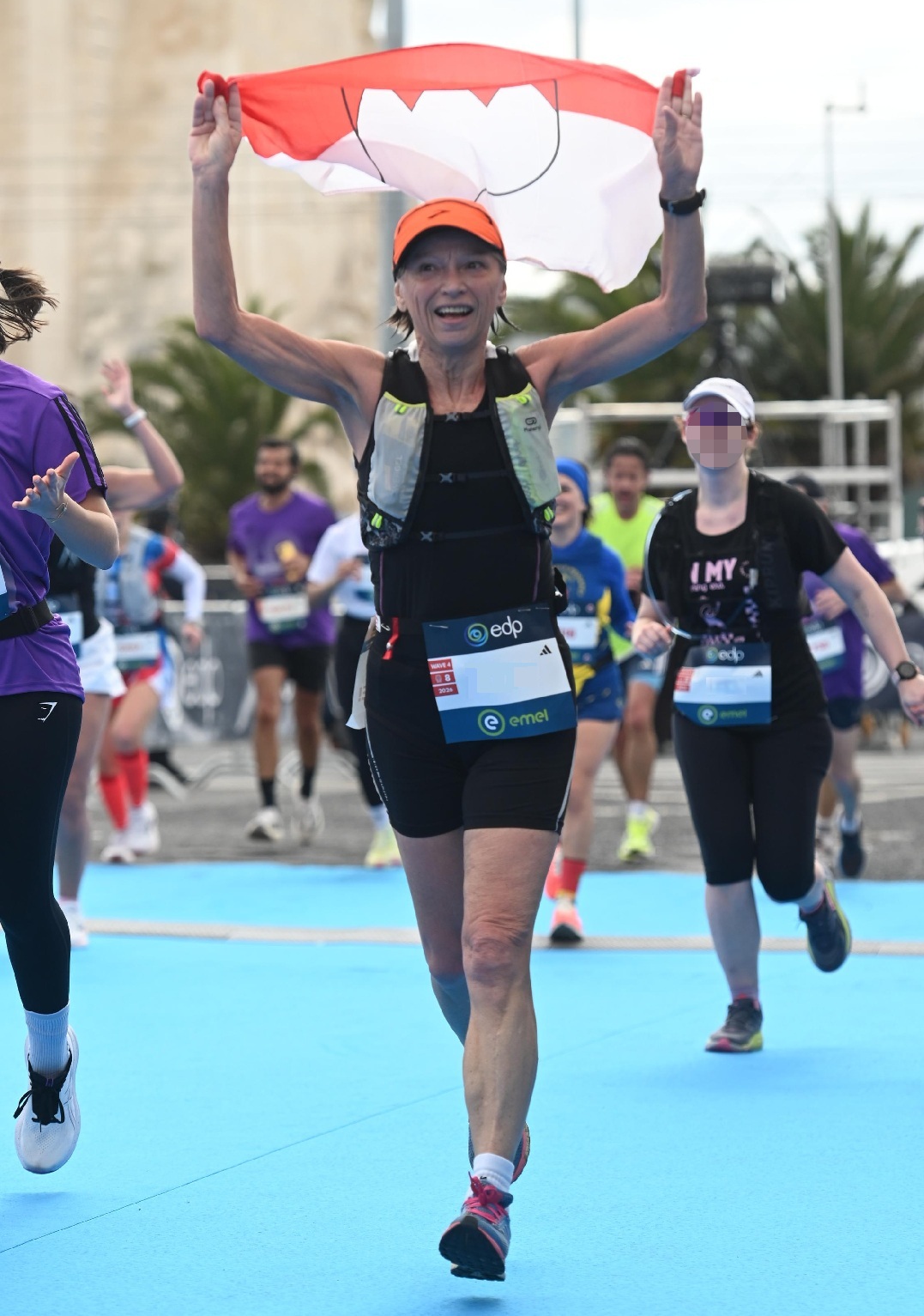 Brigitte im Ziel (Valencia Halbmarathon)