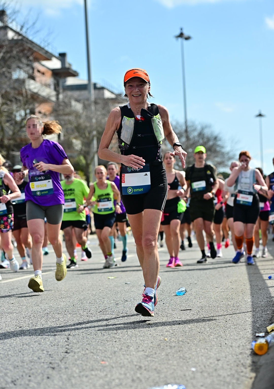 Brigitte im Ziel (Valencia Halbmarathon)