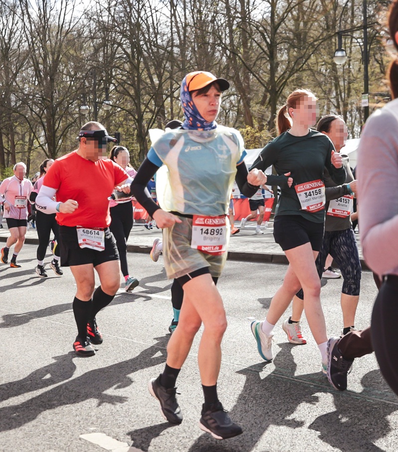 Brigitte im Ziel (Valencia Halbmarathon)