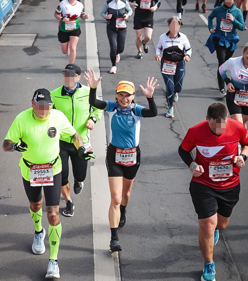 Brigitte im Ziel (Valencia Halbmarathon)