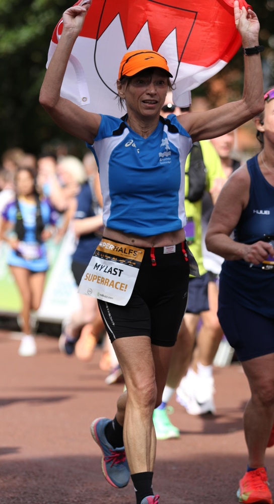 Brigitte im Ziel (Valencia Halbmarathon)